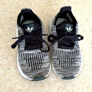 Adidas swift run size 9K toddler boy shoe